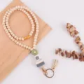Houten kralen lanyard detail met siliconen madeliefje en boekenhangertje met metalen karabijnhaak. - Groen