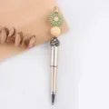 DIY Perlen Kugelschreiber mit gruener Margerite Silikonperle und modischem Leo Muster. - Blume