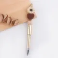 Kreativer DIY Perlenkugelschreiber mit süßen Gänseblümchen und Herz Silikonperlen, goldener Stift. - Blume Herz