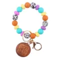 Kleurrijke siliconen kraal sleutelhanger armband met houten MAMA hanger, stijlvol accessoire. - Lichtkoffie