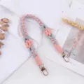 Handgemachte geflochtene Trinkflaschen-Tragegurt mit Blumenmuster und Metallverschlüssen. - Wassermelonenrot