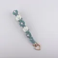 Blau-weisses gehäkeltes Gänseblümchen Handyketten-Accessoire mit Perlenmitte und goldenem Herz - Graublau