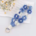 Handgefertigter blau-weißer Häkelblumen-Schlüsselanhänger mit Kunstperlen und Metallring. - Dunkelblau