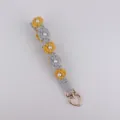 Handgemachter Häkel Gänseblümchen Handyanhänger mit Perlen und Herz Karabiner, grau und gelb. - Kurkuma