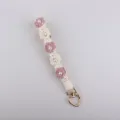 Handgemachte gehäkelte Blumen Handy-Kette mit Perlen und goldenem Herzverschluss. - Altrosa