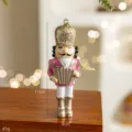 Weihnachten Harz Nussknacker Soldat Anhänger, rosa Tischdekoration für Weihnachtsbaum. - Rosa