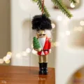 Weihnachten Harz Nussknacker Soldat Haengende Dekoration mit kleinem Baum, 10.5cm festlich. - Schwarz