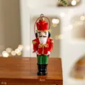 Weihnachtlicher Nussknacker Soldat Harz Anhänger für Weihnachtsbaum und Tisch Deko. - Rot