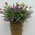 Künstlicher Blumenwandkorb mit Lavendel und rosa Nelken für Frühlings-Tür- und Heimdekoration. - Rosa Violett Blumen-Stil / Rosa-Lila