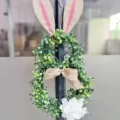Osterhasen Kranz mit Jute Ohren Schleife und weißen Blumen für Haustür Frühlingsdeko SKU - Osterhase mit Box Stil