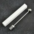 Roestvrijstalen honinglepel stick met recht handvat en ronde kralen variant product. - Witte Doos Verpakking