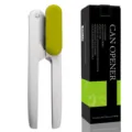 Detalle de abrelatas manual con mango verde ergonómico y su caja de embalaje negra. - Caja de Color / Blanco
