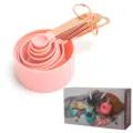 Juego de tazas y cucharas medidoras rosas con asas de oro rosa para herramientas de cocina. - Caja de Color de 8 Piezas / Rosa
