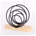 Porte-serviettes vertical en fil de fer noir avec base en bois pour rangement de table. - Forme ronde noire à 6 anneaux avec base en bois