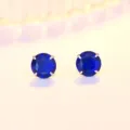 Silberne vier Krappen Ohrstecker mit funkelnden tiefblauen runden Zirkonia Steinen. - 3mm / Blau