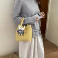 Sac seau élégant en cuir synthétique jaune avec joli pendentif ours tricot pour femmes - Jaune Avec Pendentif