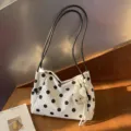 Sac à bandoulière minimaliste à pois noirs et blancs avec pendentif ours, fourre-tout. - Avec Pendentif / Blanc Cassé
