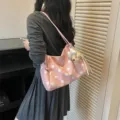 Élégant sac à bandoulière en toile à pois rose avec un joli pendentif ours, grand cabas. - Avec Pendentif / Rose