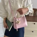 Sac à bandoulière rose chic pour femmes, sac seau élégant avec pendentif ours mignon pour travail. - Avec Pendentif / Rose