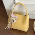 Élégant sac à main jaune pour femme avec charm ours en peluche, sac seau en cuir PU chic. - Avec Pendentif / Jaune