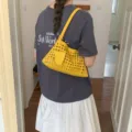 Sac à épaule tissé jaune élégant pour femmes, sac hobo évidé tendance avec poignée nouée. - Jaune