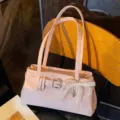 Sac à épaule en cuir PU rose pour femme, sac sous les bras élégant avec breloque perle dentelle. - Avec Pendentif / Rose