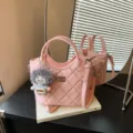 Sac Seau Matelassé Rose Femme Élégant Bandoulière Main avec Charmant Poupée Pendentif - Avec Pendentif / Rose