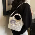 Sac seau capitonné blanc pour femmes, élégant sac bandoulière avec joli pendentif en peluche. - Avec Pendentif / Blanc Cassé