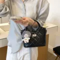 Sac à bandoulière matelassé noir avec charmant pendentif poupée en peluche sac rétro élégant pour femme - Avec Pendentif / Noir