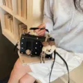 Sac bandoulière à pois noir et blanc avec joli pendentif ours, sac à main tendance pour femmes. - Avec Pendentif / Noir