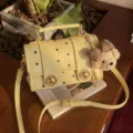 Sac à bandoulière à pois jaunes pour femme, sac à main élégant avec charmant ours. - Avec Pendentif / Jaune