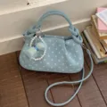 Sac à bandoulière élégant bleu clair à pois avec pendentif nœud perlé pour femmes. - Bleu