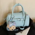 Sac à main Boston bleu clair pour femme, élégant sac bandoulière avec joli pendentif ours. - Avec Pendentif / Bleu