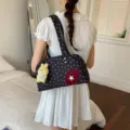 Sac Boston noir avec motif de pattes, patch fraise et pendentif lapin mignon pour femmes. - Noir Avec Pendentif