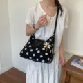 Borsa a tracolla in tela a pois neri con patta in pelle e grazioso ciondolo palma. - Con Ciondolo / Nero