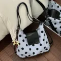Borsa a tracolla e zaino a pois azzurri da donna con patta e spallacci neri versatili. - Con Ciondolo / Blu