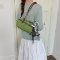 Sac porté épaule Boston vert contrasté, élégant sac à main d'été niche pour femmes. - Avec Pendentif / Vert Mousse
