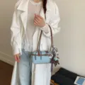Sac bandoulière Boston bleu clair avec lanières marron, sac à main tendance. - Avec Pendentif / Bleu Fonte des Glaces