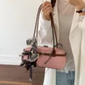 Sac bandoulière Boston rose avec garniture en cuir marron, sac à main femme décontracté. - Avec Pendentif / Rose Cerise