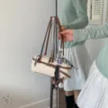 Sac à bandoulière Boston color-block pour femme, élégant sac à main contrasté avec ruban. - Avec Pendentif / Blanc Cassé