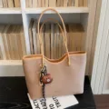 Sac cabas grand capacité pour femme, élégant sac à épaule avec charmant pendentif d'ours. - Avec Pendentif / Kaki