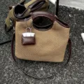 Sac seau tressé en paille d'été avec bordure en cuir, sac à bandoulière chic pour femme. - Avec Pendentif / Kaki