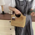 Sac seau bandoulière tissé d'été avec poignée et mini pendentif élégant pour usage quotidien - Avec Pendentif / Jaune