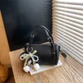 Sac coussin minimaliste noir pour femme, sac bandoulière élégant avec pendentif perle. - Noir Avec Pendentif