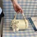 Sac à main bandoulière cylindrique minimaliste tendance avec nœud perlé et pendentif tulipe - Jaune Avec Pendentif