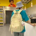 Stylischer großer Rucksack für Damen und Schüler, Freizeittasche mit schönem Anhänger. - Mit Anhänger / Gelb