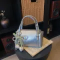 Sac baril métallisé argenté élégant pour femmes, sac bandoulière chic avec charm en perles. - Argent (Avec Pendentif)