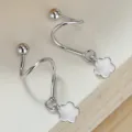 Silberne spiralförmige Ohrringe mit Blumenanhängern, elegante einfache Piercing Schmuck. - Schlichtes Silber Blume / 925 Sterling Silber (Weissgold Beschichtet)