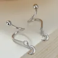 Elegante S925 Silber S-foermige Spiral Piercing Ohrringe mit süßen Mond Anhängern für Damen. - Schlichtes Silber Mond / 925 Sterling Silber (Weissgold Beschichtet)