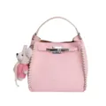 Sac à main en cuir grainé rose avec détails tressés sur les côtés et fermoir en métal pour femmes. - Avec Pendentif / Rose